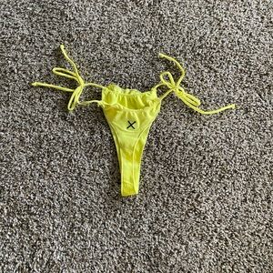 Boutine LA Sour Yellow Scallop Bottoms. Size Small.